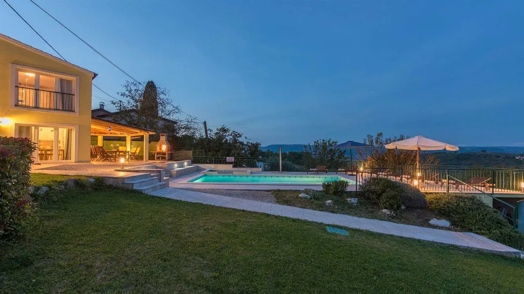 Villa with Pool in Špinovci