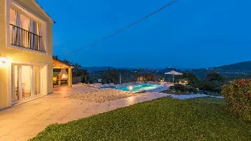 Villa with Pool in Špinovci