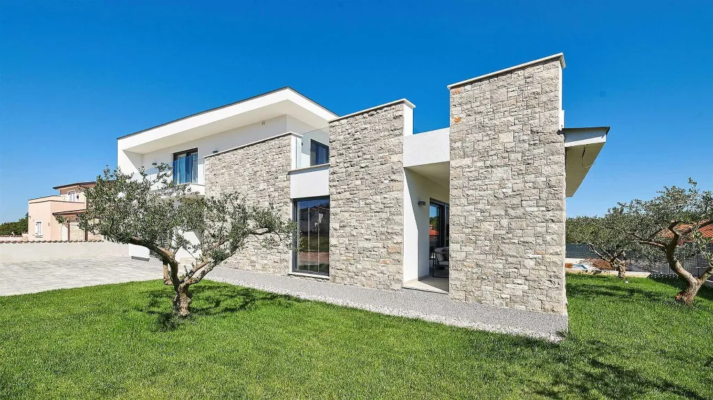 4-Bedroom Villa with Pool in Kaštel