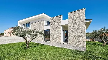 4-Bedroom Villa with Pool in Kaštel
