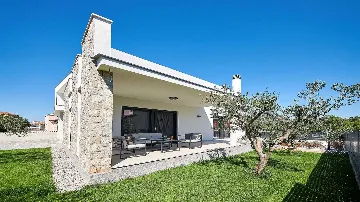 4-Bedroom Villa with Pool in Kaštel