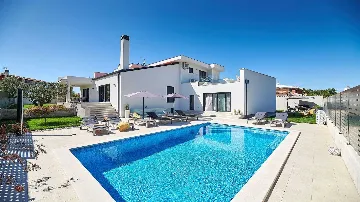 4-Bedroom Villa with Pool in Kaštel