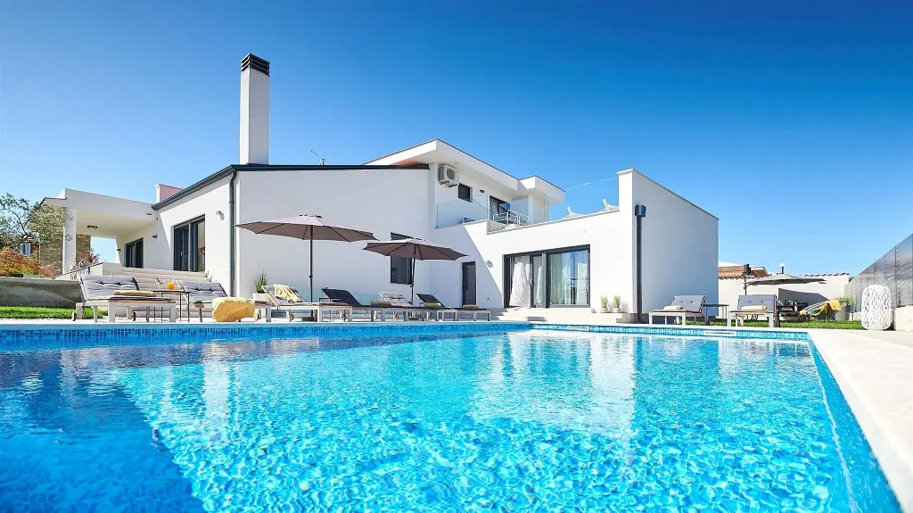 4-Bedroom Villa with Pool in Kaštel
