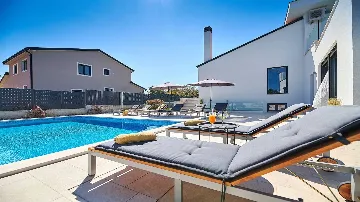 4-Bedroom Villa with Pool in Kaštel