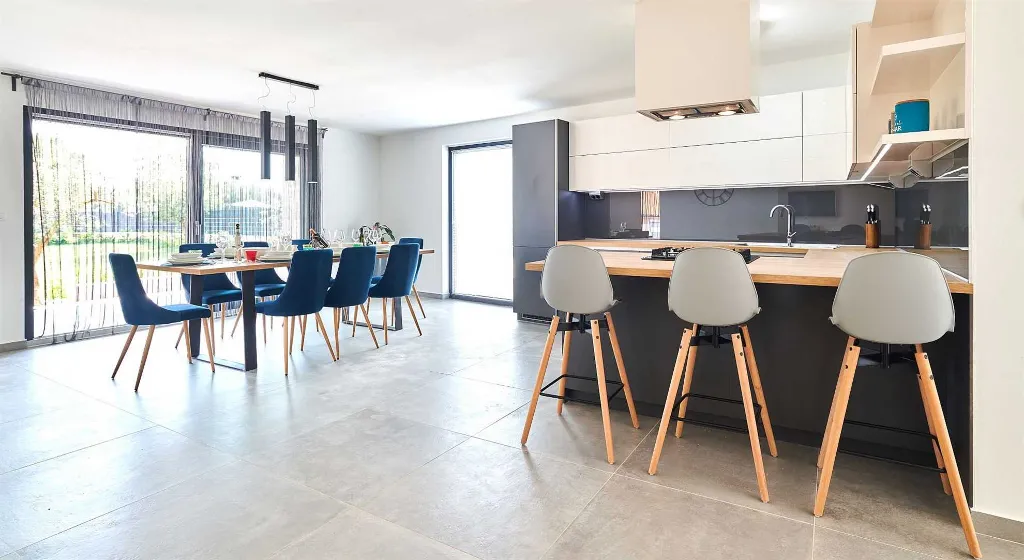 4-Bedroom Villa with Pool in Kaštel