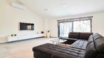 4-Bedroom Villa with Pool in Kaštel