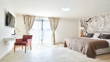 4-Bedroom Villa with Pool in Kaštel