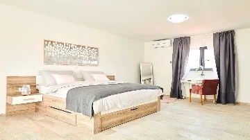 4-Bedroom Villa with Pool in Kaštel