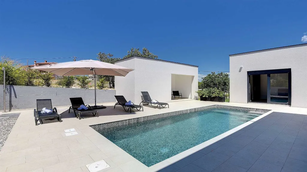 Two-Bedroom Villa with Pool in Vintijan