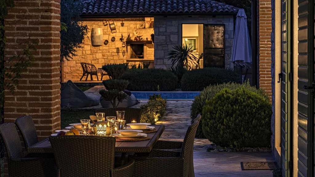 Stone Villa with Pool in Tinjan