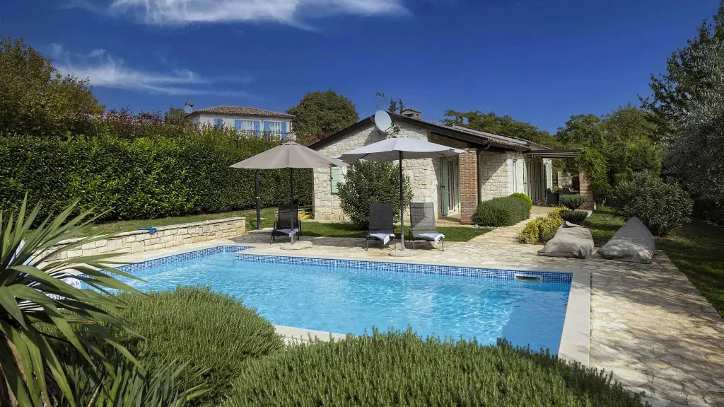 Stone Villa with Pool in Tinjan