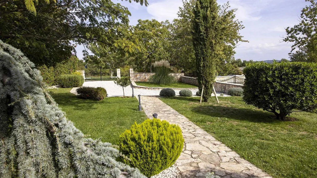 Stone Villa with Pool in Tinjan