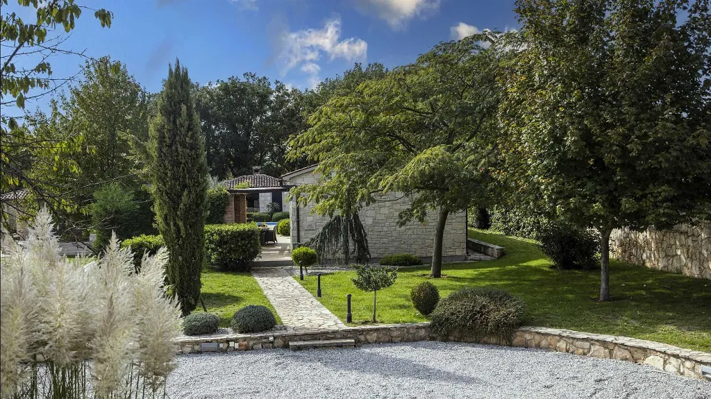 Stone Villa with Pool in Tinjan