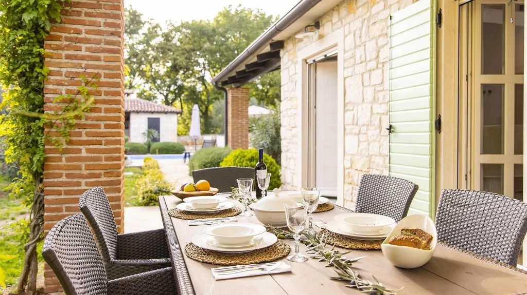 Stone Villa with Pool in Tinjan