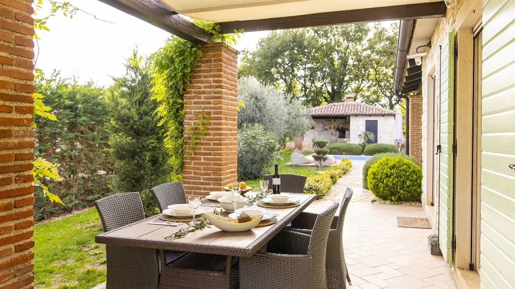 Stone Villa with Pool in Tinjan