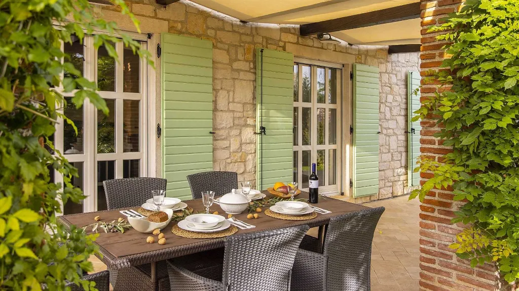 Stone Villa with Pool in Tinjan