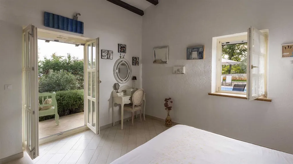 Stone Villa with Pool in Tinjan