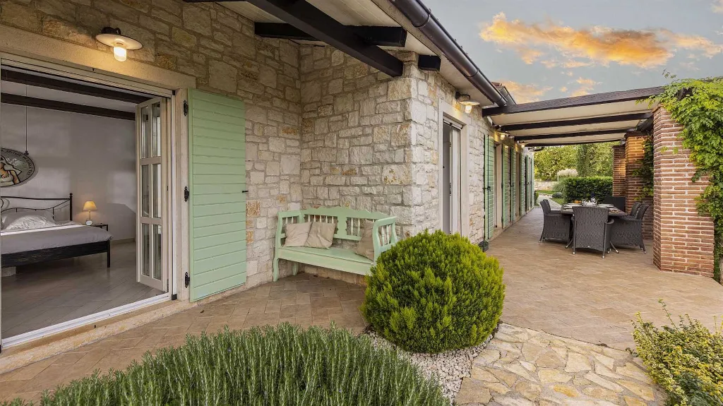 Stone Villa with Pool in Tinjan
