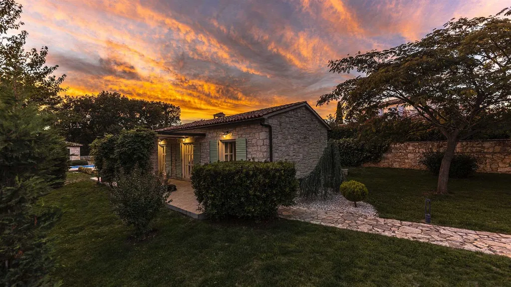 Stone Villa with Pool in Tinjan