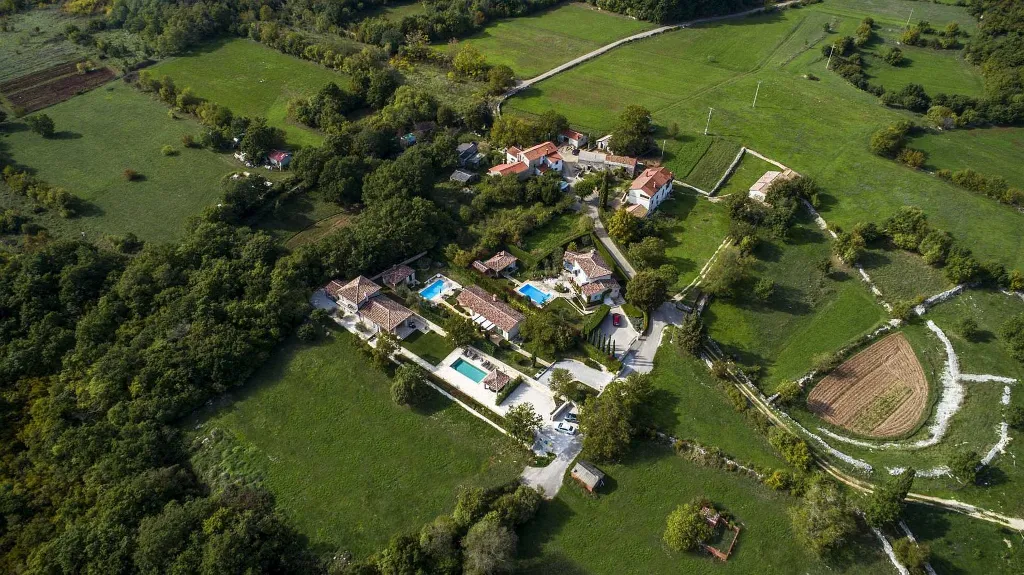 Stone Villa with Pool in Tinjan