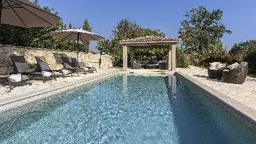 Stone Villa with Pool in Tinjan