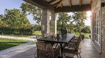 Stone Villa with Pool in Tinjan