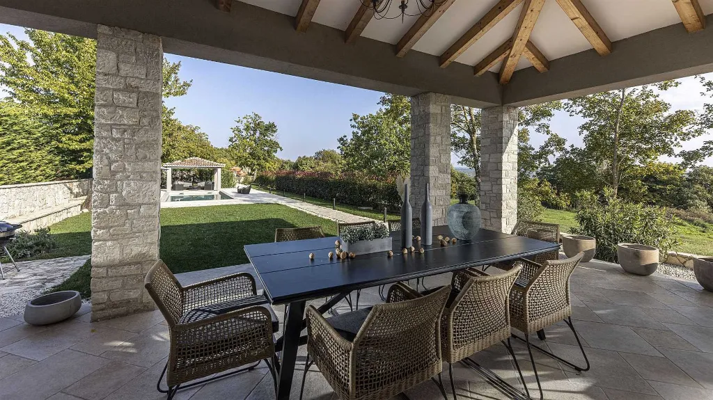 Stone Villa with Pool in Tinjan
