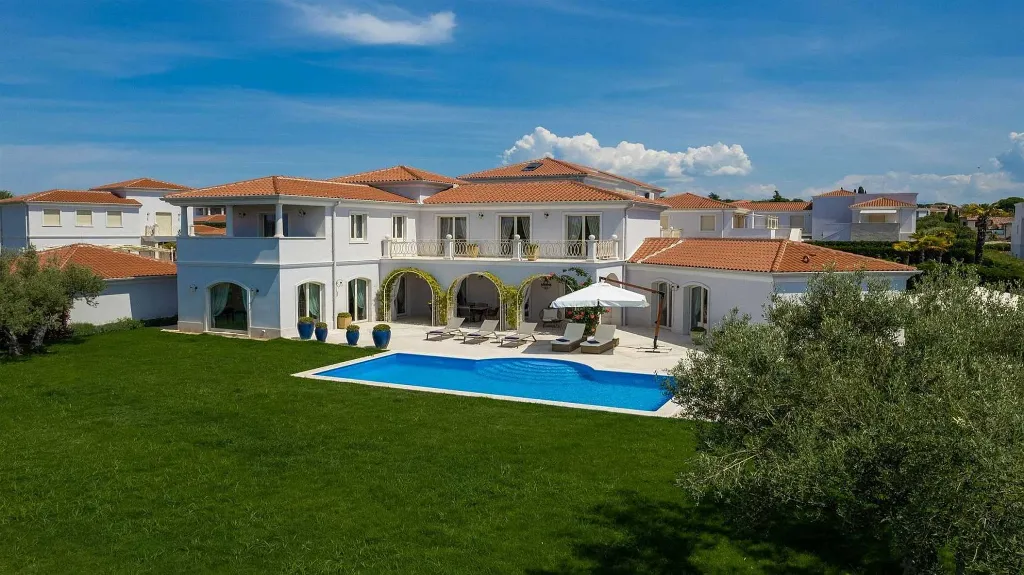 Modern Villa in Vabriga with Pool and Sauna