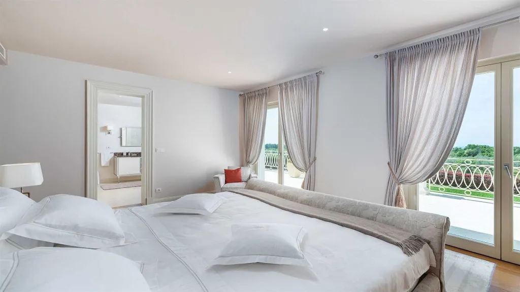 Modern Villa in Vabriga with Pool and Sauna