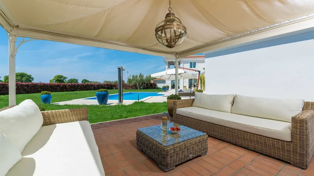 Modern Villa in Vabriga with Pool and Sauna