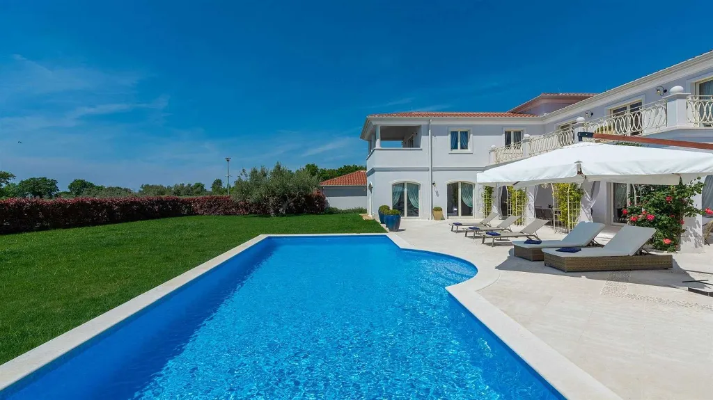 Modern Villa in Vabriga with Pool and Sauna
