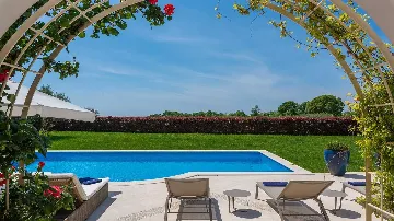 Modern Villa in Vabriga with Pool and Sauna