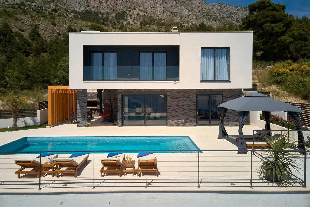 Coastal Retreat Villa with Pool in Lokva Rogoznica