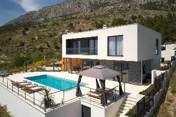 Coastal Retreat Villa with Pool in Lokva Rogoznica