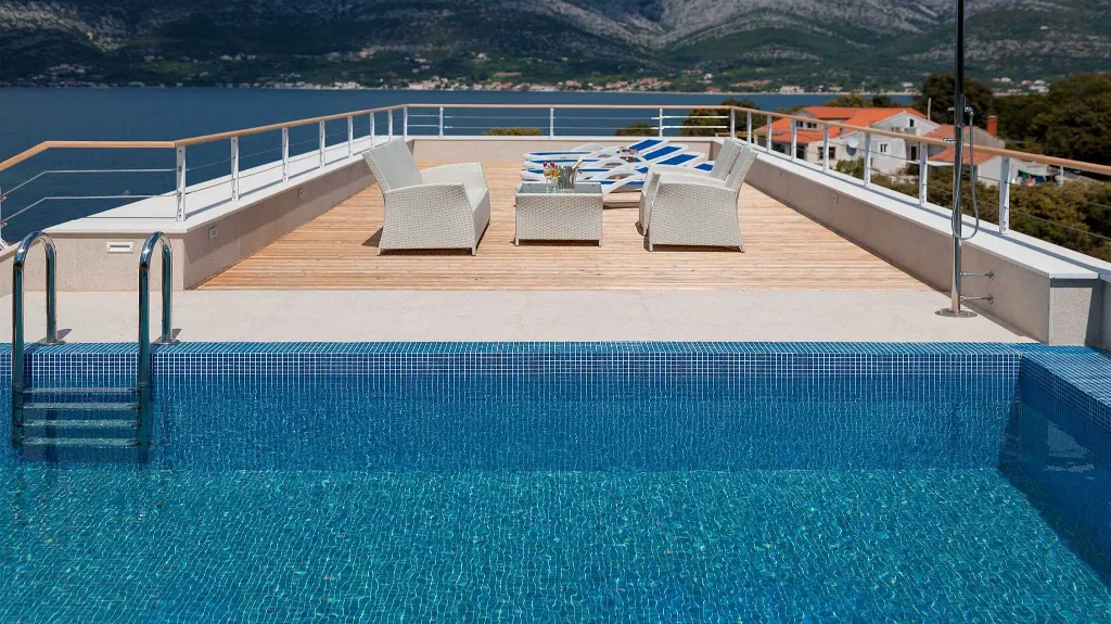 Modern 3-Bedroom Villa in Žrnovo for 6