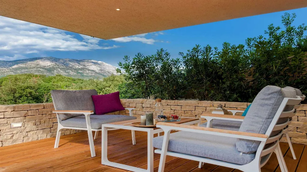 Modern 3-Bedroom Villa in Žrnovo for 6
