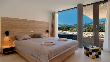 Modern 3-Bedroom Villa in Žrnovo for 6