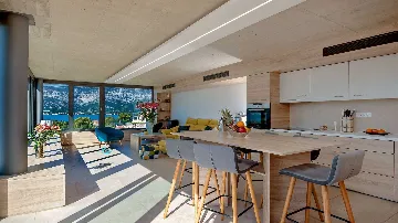 Modern 3-Bedroom Villa in Žrnovo for 6