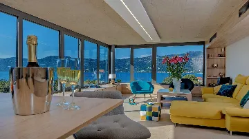 Modern 3-Bedroom Villa in Žrnovo for 6