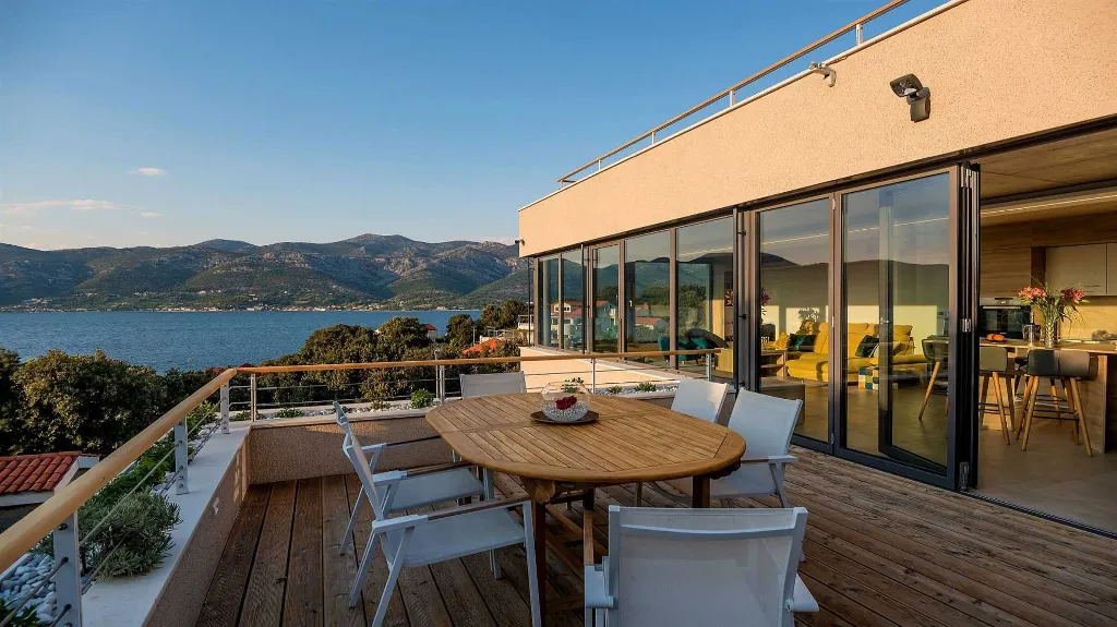 Modern 3-Bedroom Villa in Žrnovo for 6