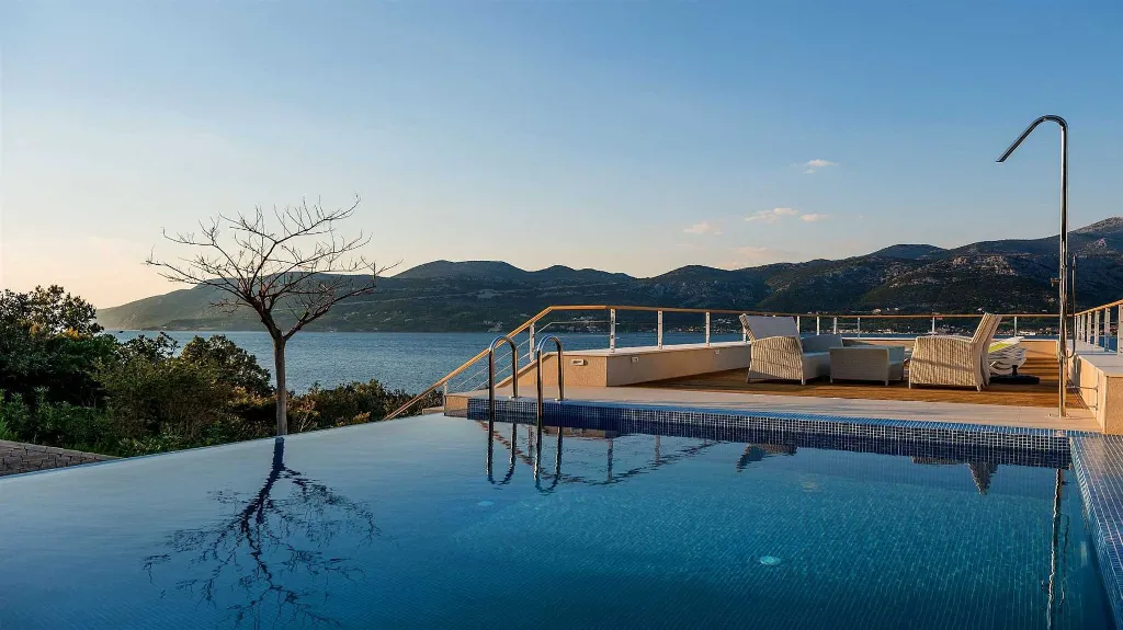 Modern 3-Bedroom Villa in Žrnovo for 6