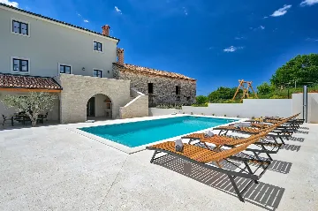 Traditional 4-Bedroom Villa in Pula for Up to 9
