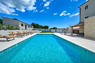 Traditional 4-Bedroom Villa in Pula for Up to 9