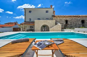 Traditional 4-Bedroom Villa in Pula for Up to 9