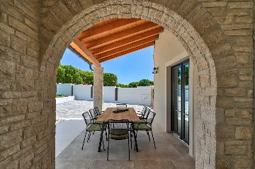 Traditional 4-Bedroom Villa in Pula for Up to 9