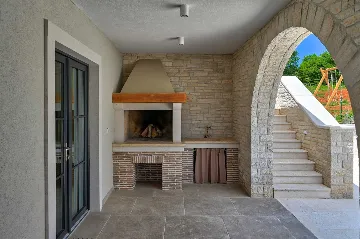 Traditional 4-Bedroom Villa in Pula for Up to 9