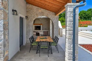 Traditional 4-Bedroom Villa in Pula for Up to 9