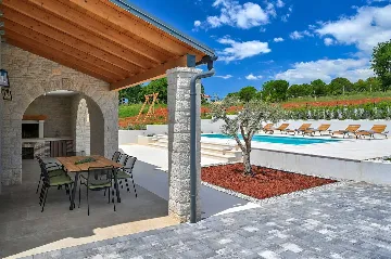 Traditional 4-Bedroom Villa in Pula for Up to 9