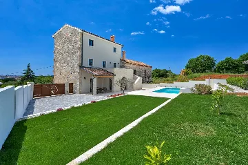 Traditional 4-Bedroom Villa in Pula for Up to 9