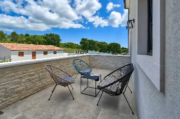 Traditional 4-Bedroom Villa in Pula for Up to 9